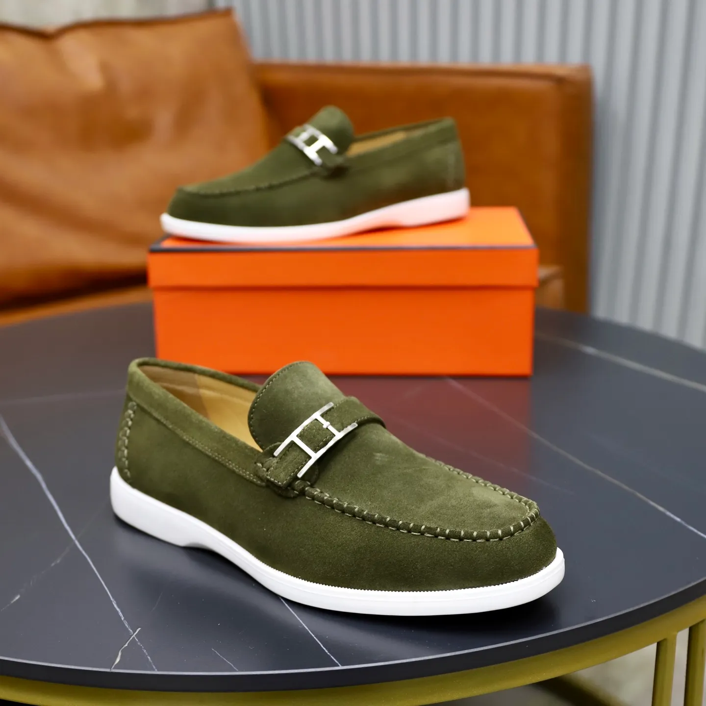 Ex-factory price: 540💰Hermès/Hermès slip-on men's shoes. This shoe is made of imported cow suede leather, with simple and smooth lines, and a 3CM rubber foam ultra-light sole combined with aerodynamic design! Youthful and fashionable, H button decoration, contrasting leather embellishment on the heel, calf lining to gently wrap your feet, with embossed logo cowhide feet, leather rock strips, casual and urban style, highlighting youthful vitality, sports and leisure version, super versatile Size number: 38-39-40-41-42-43-44 Standard leather shoe size (45 can be customized but does not support returns)
